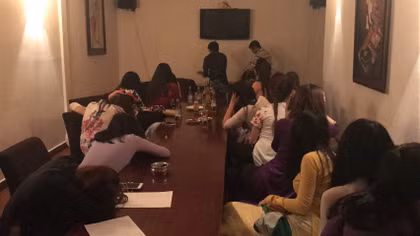 Tiếp viên mặc áo dài cho khách trong phòng karaoke lựa chọn