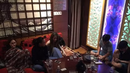 Hàng chục nam thanh nữ tú phê ma túy trong quán karaoke