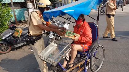 CSGT cùng người dân TP Hồ Chí Minh vượt qua khó khăn mùa dịch