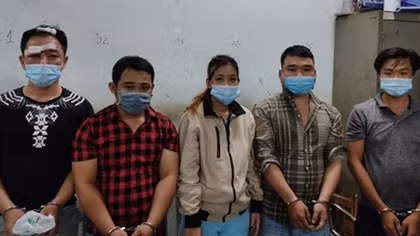 Băng cướp nhiều tiền án, dùng roi điện cướp tài sản