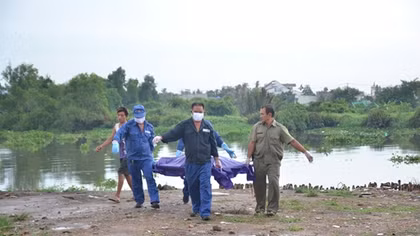 Cần thủ bỏ chạy khi lưỡi câu móc vào thi thể trôi trên sông