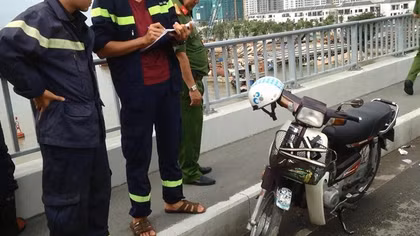 Bỏ xe trên cầu, nam thanh niên gieo mình xuống sông Sài Gòn