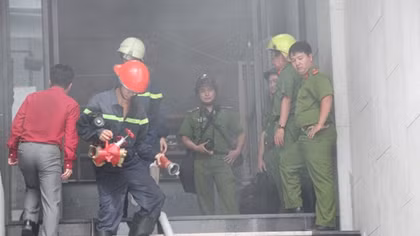 Đầu bếp bất cẩn, nhà hàng bốc cháy ở trung tâm Sài Gòn 