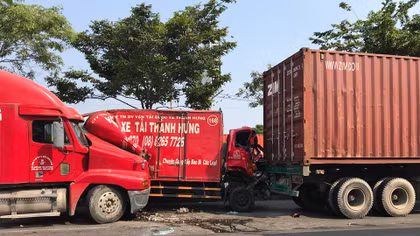 Xe tải bị 2 xe đầu kéo ép biến dạng, 2 người bị thương