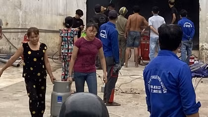 Phim trường bốc cháy ngùn ngụt, người dân khênh bình gas thoát ra ngoài