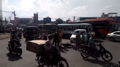 Nạn nhân kéo người đến hành hung tài xế ô tô sau va chạm