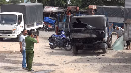 Cháy xe tải, cháy lan sang 4 nhà dân