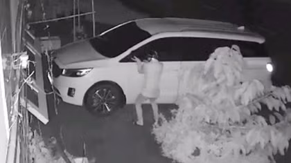 Dùng kẽm cột cửa nhà dân để bẻ trộm kính chiếu hậu ô tô