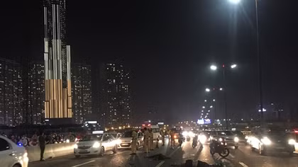 Tông vào đuôi xe tải, đôi nam nữ tử vong trên cầu Sài Gòn
