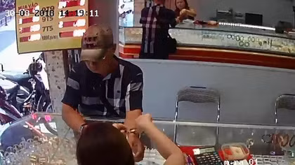 Truy tìm gã đàn ông lịch sự dùng đô giả vào tiệm vàng lừa đảo