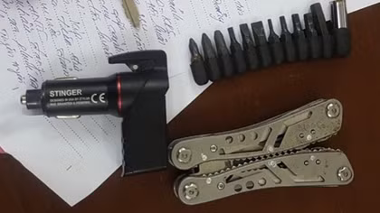 Dùng cốc sạc USB phá kính xe, trộm tài sản