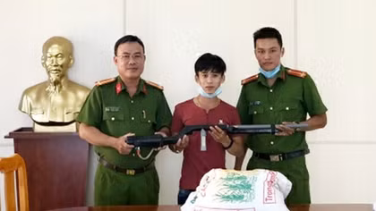 Dân giao nộp súng, đạn và hàng trăm hung khí