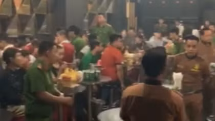 “Dân bay” ném ma túy vung vãi trên sàn vũ trường