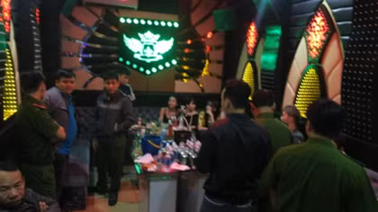 Kiểm tra quán bar, lòi ra con nghiện