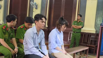 Chồng nghiện ma túy đưa cho vợ đi bán