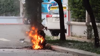 Xe máy bốc cháy trơ khung trên đường 