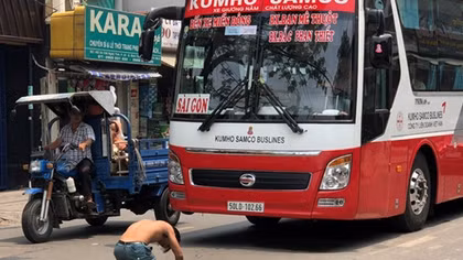Hàng ngàn phương tiện ùn ứ vì người đàn ông chặn đầu xe…tế lễ