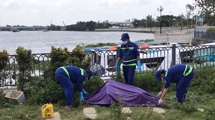 Thi thể nam thanh niên trôi trên sông với nhiều vết cắt trên tay