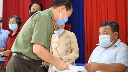 Những món quà ấm áp ngày cuối năm đến với người dân Long Khê