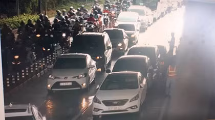 Hàng trăm phương tiện chôn chân vì 4 xe ô tô "dồn toa" trong hầm vượt sông Sài Gòn