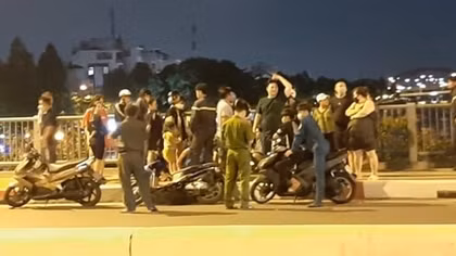 Nhảy sông rồi bơi về nhà ngủ mặc đội cứu hộ lặn mò cả đêm