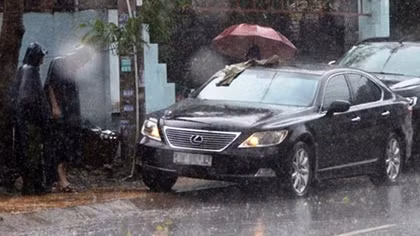 Đập kính xe ô tô Lexus trộm 5 tỷ đồng