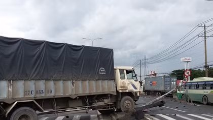 Xe tải lao lên hè, cột đèn giao thông chắn ngang QL1A