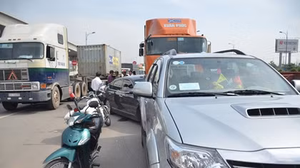  3 xe ô tô tông liên hoàn trên xa lộ Hà Nội