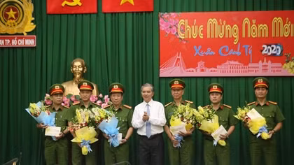 Khen thưởng lực lượng khám phá vụ phóng hỏa khiến 5 người tử vong