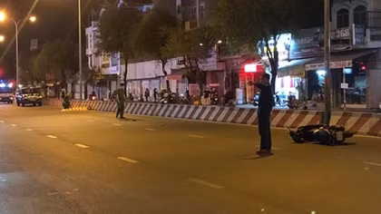 Tông vào dải phân cách, nạn nhân trượt dài trên đường tử vong
