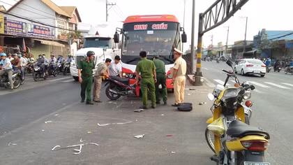 Băng cắt qua đường, xe máy bị xe khách cuốn vào gầm kéo đi