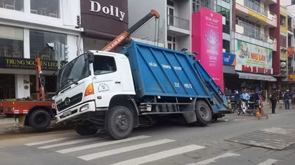 Xe rác lọt bánh xuống “hố tử thần”, giao thông ùn ứ