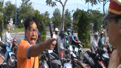 Nam thanh niên say rượu vi phạm giao thông rồi đánh Cảnh sát