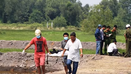 Thi thể cháy đen cạnh xe gắn máy trơ khung giữa đồng