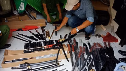 Bắt đối tượng tàng trữ cả kho đao kiếm, công cụ hỗ trợ trái phép