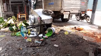 Xe tải lao vào 2 quán ăn, nhiều người thoát chết