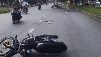 Bất chấp hiệu lệnh, tài xế tông xe vào Trung tá CSGT 