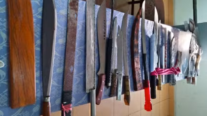 Dân giao nộp hàng trăm hung khí, đạn và cả…thuốc nổ