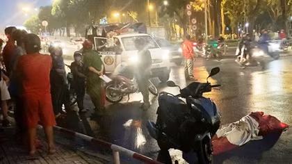 Đang chạy xe bỗng ngã xuống đường tử vong