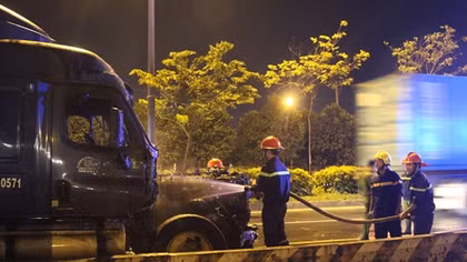 Xe đầu kéo phát nổ bốc cháy, tài xế đạp cửa thoát thân