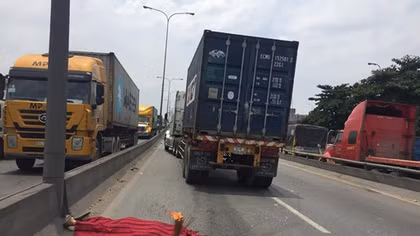 Nam thanh niên lao đầu vào xe đầu kéo tử vong