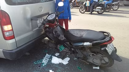 Xe tay ga biến dạng sau khi "hôn" đuôi xe 15 chỗ