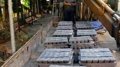 Thua bạc, "ăn" cả container chì của anh trai