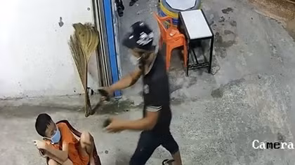 Xông vào nhà xịt hơi cay cướp điện thoại