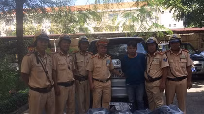 Bung cửa xe bỏ chạy khi bị CSGT phát hiện buôn thuốc lá lậu