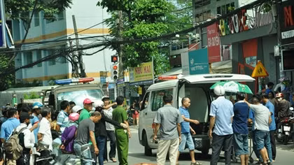 Bị xe tải tông tử vong sau khi va chạm với xe buýt