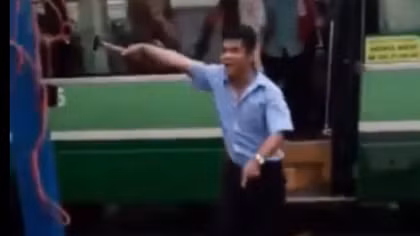 Sau va chạm, tài xế xe buýt hùng hổ cầm búa lao vào nhau định ẩu đả
