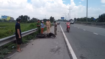 Tông vào xe khách văng xa 20m, người đàn ông tử vong trên đường đi cấp cứu