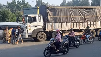 Không biết đường, đôi nam nữ thương vong dưới gầm xe tải