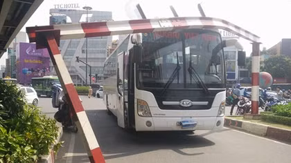 Xe khách “đội” thanh chắn giới hạn chiều cao gây ùn ứ giao thông